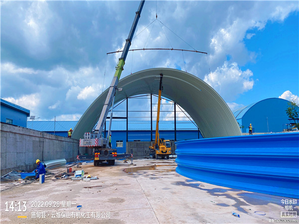 水泥場生產(chǎn)料棚拱形屋頂工程案例分享水泥場拱形屋頂施工現(xiàn)場圖3 水泥場生產(chǎn)料棚拱形屋頂工程案例分享水泥場拱形屋頂施工現(xiàn)場圖3