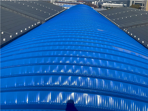 遼寧某糧庫(kù)機(jī)械罩棚拱形屋頂工程案例分享遼寧糧庫(kù)拱形屋頂施工現(xiàn)場(chǎng)4 遼寧某糧庫(kù)機(jī)械罩棚拱形屋頂工程案例分享遼寧糧庫(kù)拱形屋頂施工現(xiàn)場(chǎng)4